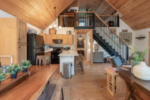 Riverfront Cabin in Crumpler-- Sleeps 6, 30 Mins to West Jefferson