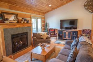 Mnt Views, Fire Pit, Hot Tub, Fishing Pond, Sleeps 6