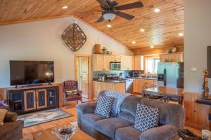 Mnt Views, Fire Pit, Hot Tub, Fishing Pond, Sleeps 6