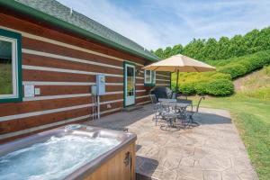 Mnt Views, Fire Pit, Hot Tub, Fishing Pond, Sleeps 6
