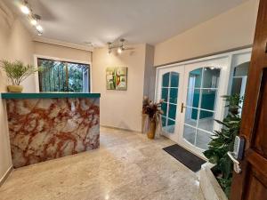 Modern Studio 2 private Kitchenette and Bathroom