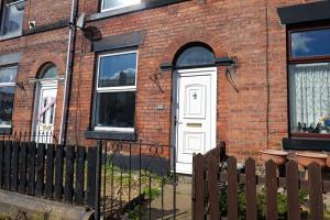 Modern Bury Retreat - Free Parking, Easy Manchester Access