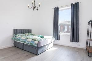 Modern Bury Retreat - Free Parking, Easy Manchester Access