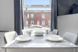 Modern Bury Retreat - Free Parking, Easy Manchester Access