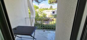 Studio 7 mn mer, refait neuf, cosy, parking, piscine