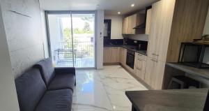 Studio 7 mn mer, refait neuf, cosy, parking, piscine