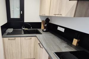 Studio 7 mn mer, refait neuf, cosy, parking, piscine