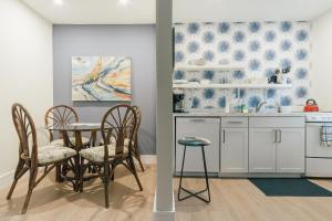 New & Blue - 2 blocks to the beach