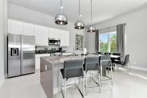 Stylish Condo With Pool Table Near Disney With Resort & Waterpark Access - B32-238