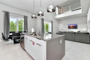 Stylish Condo With Pool Table Near Disney With Resort & Waterpark Access - B32-238