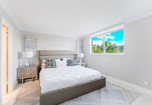 Boca Beachside 2BR 2BA with Pool and Balcony Steps to Sand