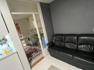 3 bedrooms with 6 single beds