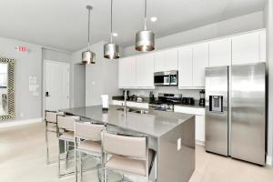 Stylish Condo near Disney with Resort & Waterpark Access - B9-138