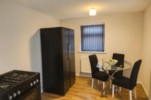 Cosy 3 Bed House, Decked Garden, Free Parking