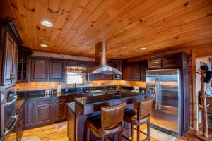 7 Bd Log Cabin Retreat- Game Rm, Hot Tub, Room for the Whole Family!