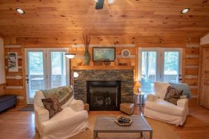 Log Cabin between Boone & J - Hot Tub - Private - Gas Fireplace - One Level
