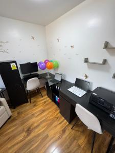 Willow Tree Retreat Airport Friendly 3BR House, with Garden & Office