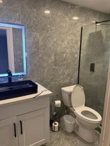 Hip & Quirky Montrose Flat with Pool Access & Parking