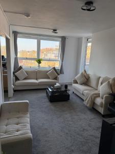 Sunny Flat w Balcony & King Bed