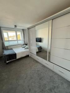 Private Room with King Size Bed, TV and Shared Bathroom
