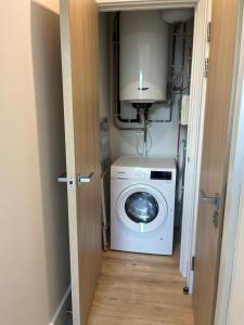 Cozy Studio Apartment Near Heathrow Airport Terminal 4 - Unlimited Wi-Fi - Paid Parking