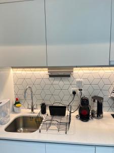 Cozy Studio Apartment Near Heathrow Airport Terminal 4 - Unlimited Wi-Fi - Paid Parking