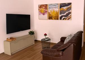 New 3BR Apt-AC-Wi-Fi-Kitchen 4 mins away from airport