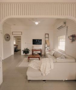 Oakmore Cottage Charming Old Vintage Queenslander - Central location
