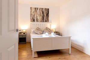 Lovely 2 Bedroom 2 Bathroom Apartment with Parking