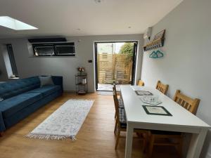 Modern Self Contained Garden Annexe Sleeps up to 4