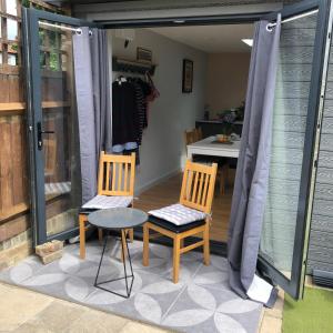 Modern Self Contained Garden Annexe Sleeps up to 4