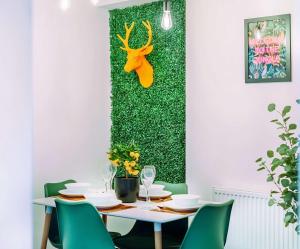 6 Bed Family Home With Free Parking