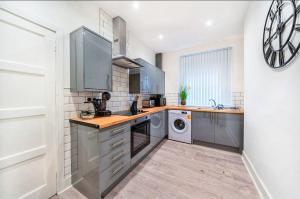 6 Bed Family Home With Free Parking