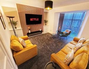 6 Bed Family Home With Free Parking