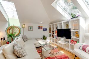 Pet-Friendly Minneapolis Studio Walk to Lake!