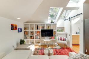 Pet-Friendly Minneapolis Studio Walk to Lake!