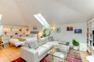 Pet-Friendly Minneapolis Studio Walk to Lake!