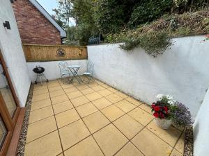 Honey Bee Cottage Tiny House Welshpool