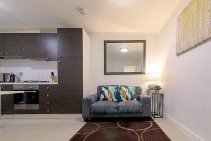 2 bedroom Large Town Centre Apartment FREE Parking