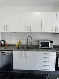 Island Heart- Family Retreat- Free parking garage