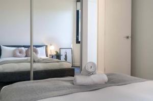 Chic Cosy 2BR Retreat with Rooftop Spa BBQ