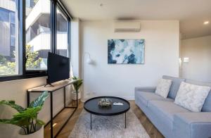 Chic Cosy 2BR Retreat with Rooftop Spa BBQ