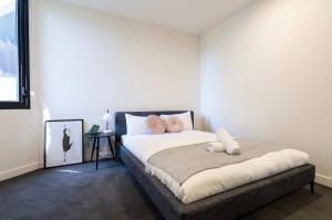 Chic Cosy 2BR Retreat with Rooftop Spa BBQ