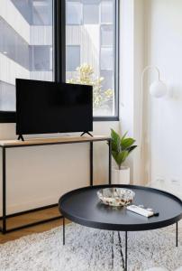 Chic Cosy 2BR Retreat with Rooftop Spa BBQ