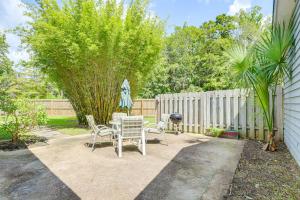 3 Mi to Beach: Pawleys Island Cottage