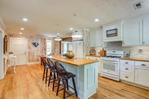 3 Mi to Beach: Pawleys Island Cottage