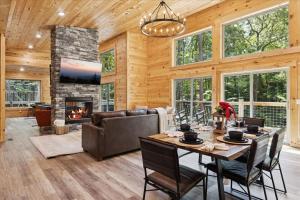 Brand New Cabin Wfire Pit, Hot Tub, Gameroom