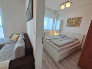 Cosy 2 bedroom flat close to the town with parking