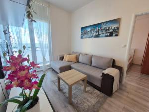 Cosy 2 bedroom flat close to the town with parking