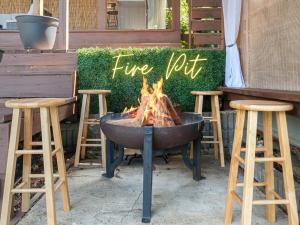 Rock N’ Roll Lake Haus | Lakefront, Kayaks, Decks